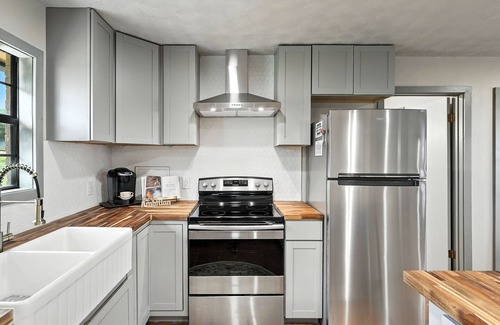 New Braunfels Casa | Cozy home with private W/D, deck - near Guadalupe and Comal Rivers