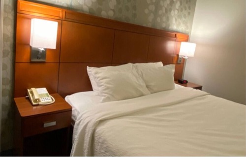 Waldron Otro | Cozy hotel room with balcony near airport