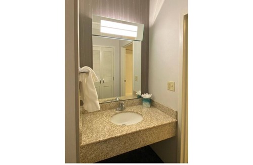 Waldron Otro | Cozy hotel room with balcony near airport