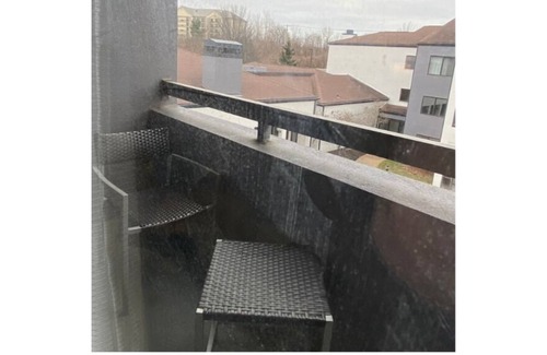 Waldron Otro | Cozy hotel room with balcony near airport