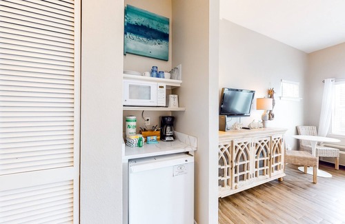 Gulf Place Apartamento | ¡Adorable estudio cerca de la playa con WiFi gratis, cocina y piscina compartida!