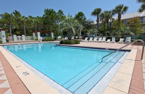 Gulf Place Apartamento | ¡Adorable estudio cerca de la playa con WiFi gratis, cocina y piscina compartida!