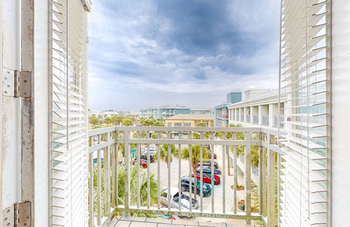 Gulf Place Apartamento | ¡Adorable estudio cerca de la playa con WiFi gratis, cocina y piscina compartida!