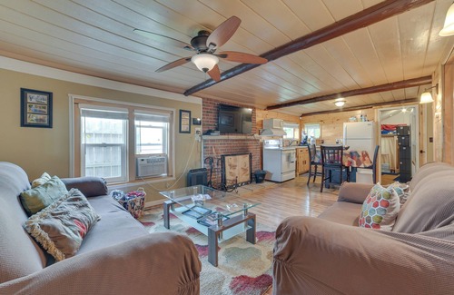 Houghton Lake Cabina | Cabinas rústicas a pasos de Houghton Lake & Boat Launch!