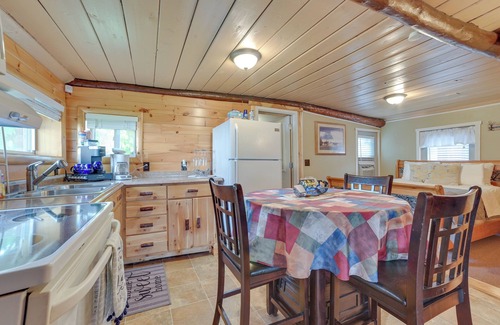 Houghton Lake Cabina | Cabinas rústicas a pasos de Houghton Lake & Boat Launch!
