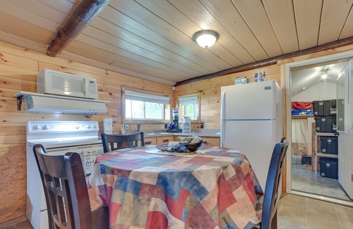 Houghton Lake Cabina | Cabinas rústicas a pasos de Houghton Lake & Boat Launch!