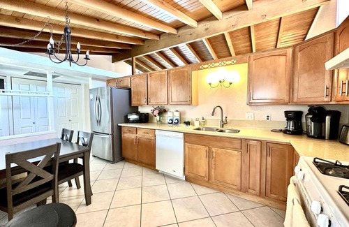 Southwest Anaheim Casa | Cozy house 3Beds, 2 Baths, Swiming Pool near Disney Land
