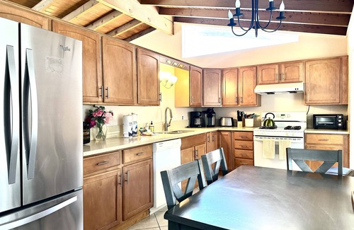 Southwest Anaheim Casa | Cozy house 3Beds, 2 Baths, Swiming Pool near Disney Land