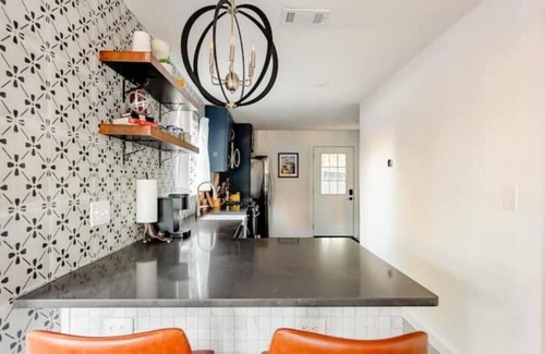 Chestnut Casa | Cozy house, big backyard, fast Wi-Fi