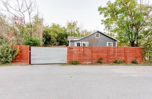 Chestnut Casa | Cozy house, big backyard, fast Wi-Fi