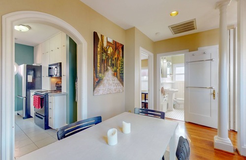 Boulevard Oaks Casa | Cozy house in central Houston with living room, WIFI and balcony