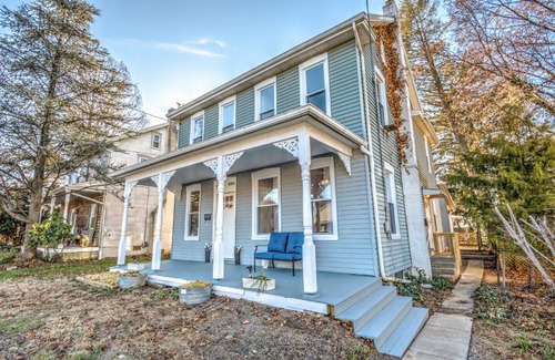 East Petersburg Apartamento | Cozy House in East Petersburg ~ with Sunroom!