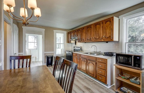 East Petersburg Apartamento | Cozy House in East Petersburg ~ with Sunroom!