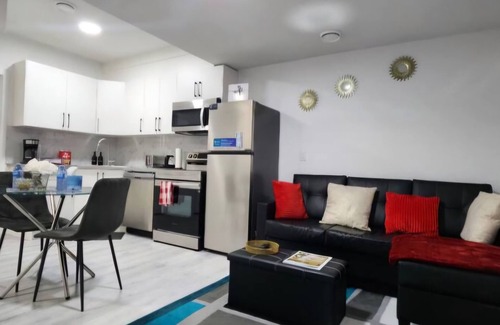 Northwest Edmonton Casa | Cozy house in lovely Edmonton with spacious office and fast WiFi