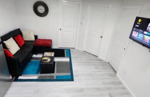 Northwest Edmonton Casa | Cozy house in lovely Edmonton with spacious office and fast WiFi