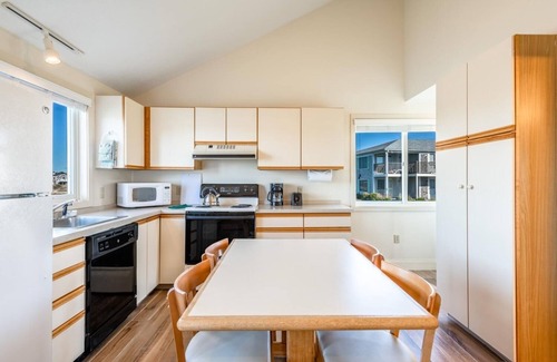 West Yarmouth Apartamento | Cozy House in Waterfront Resort w/ Private Beach & Ocean-View Pool