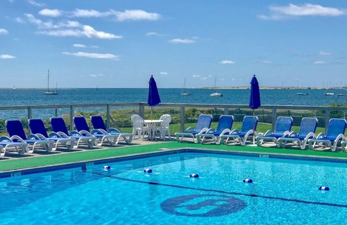 West Yarmouth Apartamento | Cozy House in Waterfront Resort w/ Private Beach & Ocean-View Pool