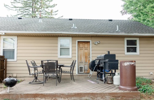 East Bloomington Casa | cozy house, next to Mall of America. free Wi-Fi