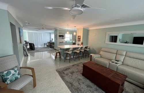 Belle Vista Casa | Cozy house one mile from the beach with private heated pool