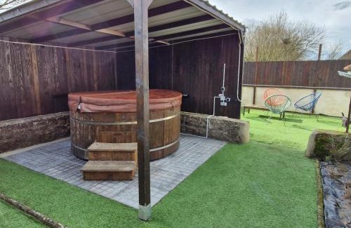 Jarnages Casa | Cozy House with Garden & Hot Tub