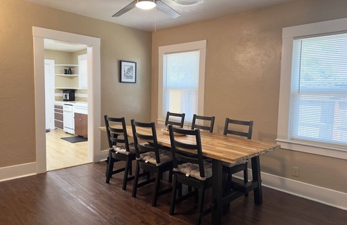 Hanford Casa | Cozy House with King Bed and Modern Bathrooms