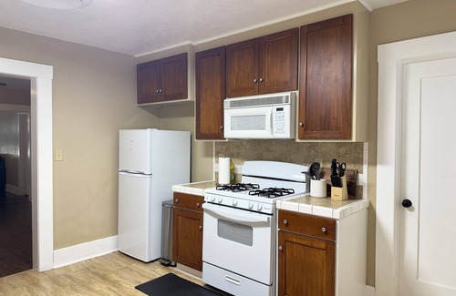 Hanford Casa | Cozy House with King Bed and Modern Bathrooms