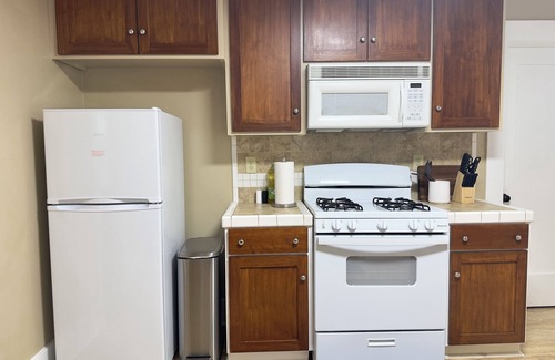Hanford Casa | Cozy House with King Bed and Modern Bathrooms