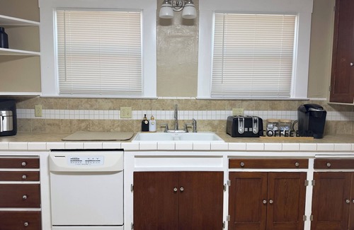 Hanford Casa | Cozy House with King Bed and Modern Bathrooms