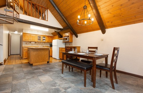 Bozeman Casa | Cozy Hyalite Cabin! Minutes from MSU, Downtwon Bozeman & Hyalite Canyon!