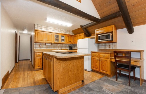 Bozeman Casa | Cozy Hyalite Cabin! Minutes from MSU, Downtwon Bozeman & Hyalite Canyon!
