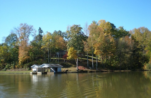 Leasburg Cabaña | Cozy Hyco Lake Cottage