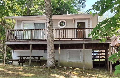 Leasburg Cabaña | Cozy Hyco Lake Cottage