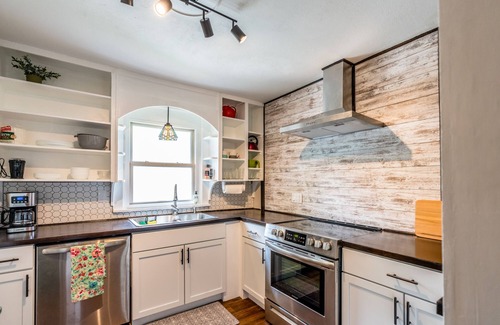 Kansas City Cabaña | Cozy in KC! Laundry, Kitchen, Deck, Parking, near downtown and the Northland