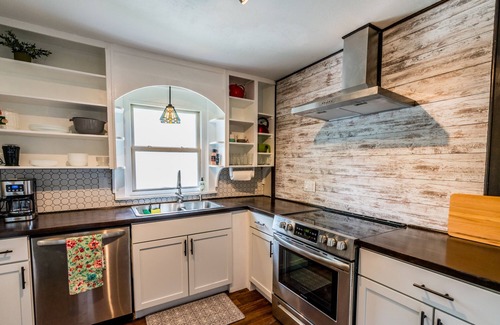 Kansas City Cabaña | Cozy in KC! Laundry, Kitchen, Deck, Parking, near downtown and the Northland