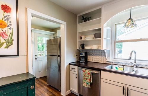Kansas City Cabaña | Cozy in KC! Laundry, Kitchen, Deck, Parking, near downtown and the Northland
