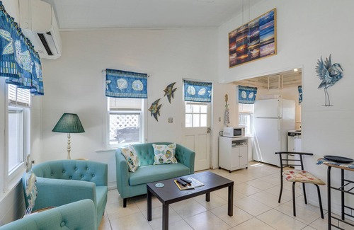 Indian Rocks Beach Cabaña | Cozy Indian Rocks Beach Cottage: Steps to Seawall!