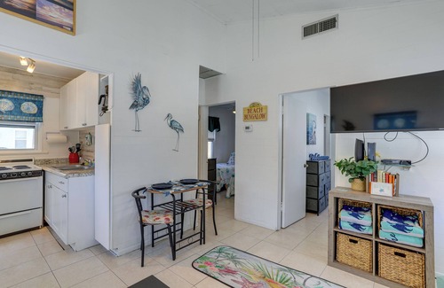 Indian Rocks Beach Cabaña | Cozy Indian Rocks Beach Cottage: Steps to Seawall!