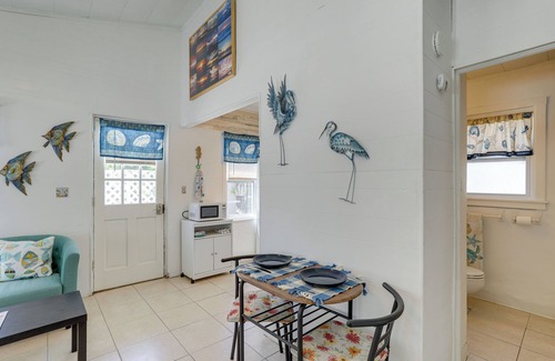 Indian Rocks Beach Cabaña | Cozy Indian Rocks Beach Cottage: Steps to Seawall!