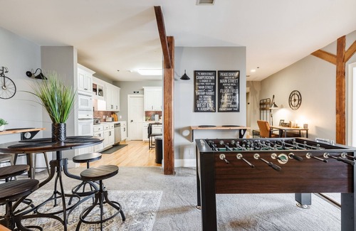 Greenville Downtown Apartamento | Cozy Industrial 2-KING Bdrm S. Main Street Downtown Condo w/ Foosball Table