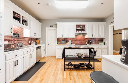 Greenville Downtown Apartamento | Cozy Industrial 2-KING Bdrm S. Main Street Downtown Condo w/ Foosball Table