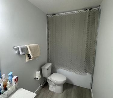 Airdrie Apartamento | Cozy Inn new basemt wt sep entrance contains 1 bdrm and den for up to 4 guests