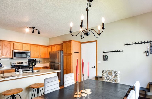 Weber Casa | Cozy Iowa City Home ~ 2 Mi to Kinnick Stadium!