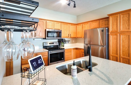 Weber Casa | Cozy Iowa City Home ~ 2 Mi to Kinnick Stadium!