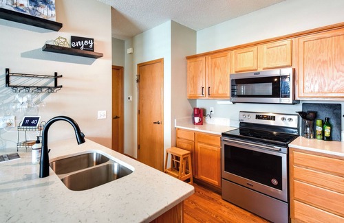 Weber Casa | Cozy Iowa City Home ~ 2 Mi to Kinnick Stadium!