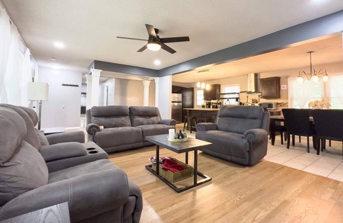 Kansas City Casa | Cozy KC Home 6 beds Arcade & Pool Table 15Min> PNL