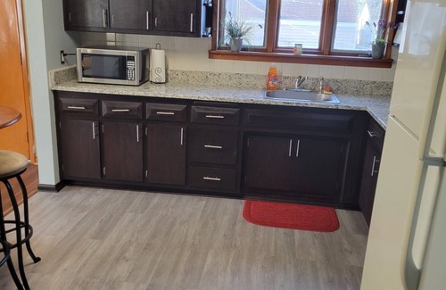 Hammond Casa | Cozy, king and queen bed Indiana home!