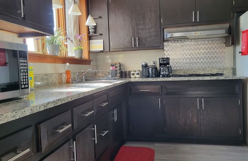Hammond Casa | Cozy, king and queen bed Indiana home!