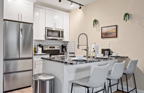 East Liberty Apartamento | Cozy King Bed Suite ~ Free Parking & Ground Floor!