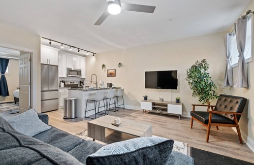 East Liberty Apartamento | Cozy King Bed Suite ~ Free Parking & Ground Floor!