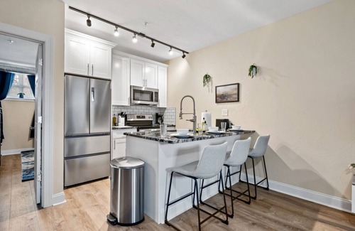 East Liberty Apartamento | Cozy King Bed Suite ~ Free Parking & Ground Floor!